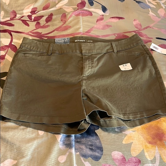 Old Navy army green Pixie shorts - Picture 1 of 5